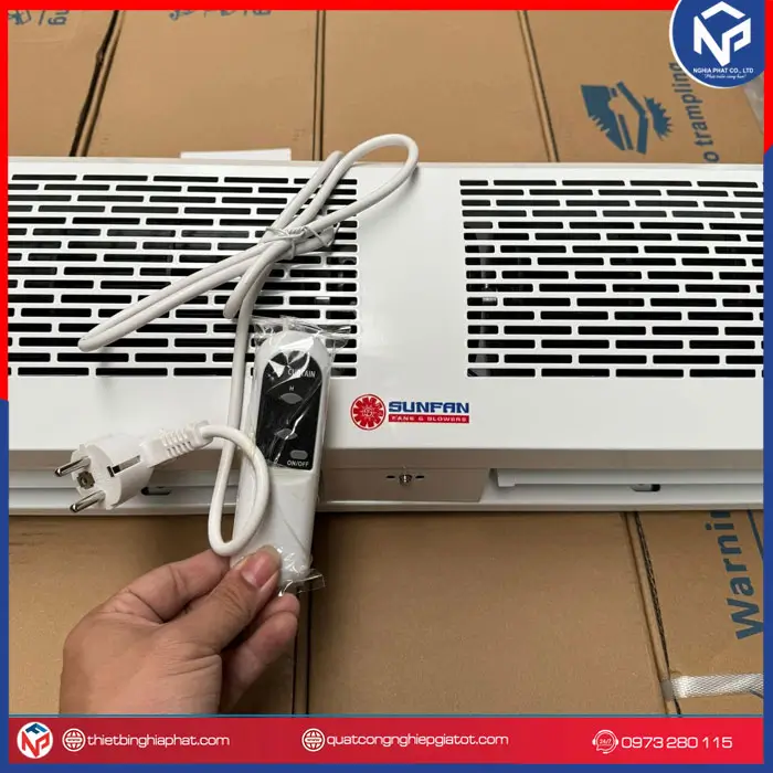 Quạt cắt gió Sunfan FM1206A-K/Y 0.6m 21 Quạt cắt gió Sunfan có điều khiển tiện lợi